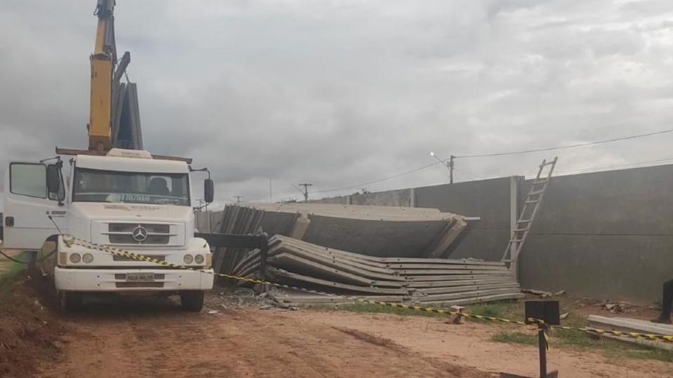 Trabalhador morre prensado por chapas de concreto de seis metros durante expediente em obra na capital