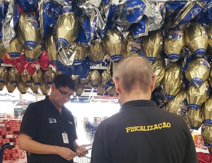 IPEM-MT realiza operação especial para fiscalizar chocolates e pescados