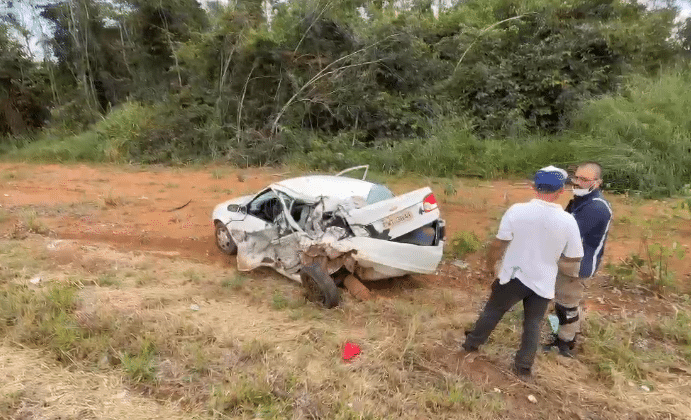 Carro fica destruído após ser atingido por carreta na rodovia Sinop-Cláudia