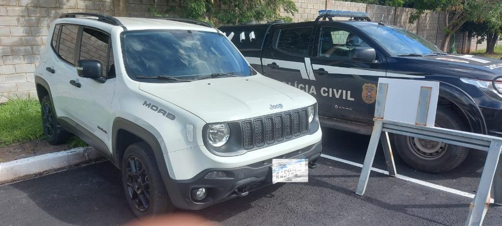 Polícia Civil prende advogado e suposto cliente que tentavam tirar Jeep Renegade de delegacia com documento falso