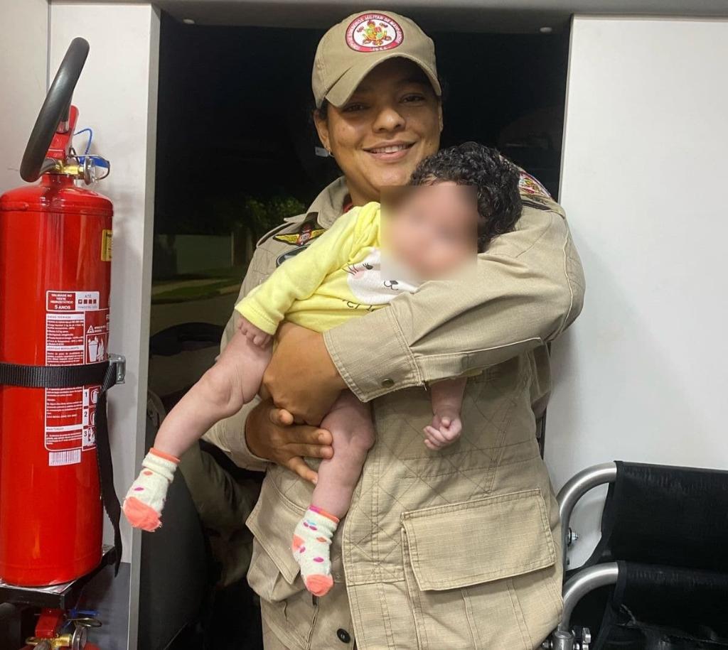 Bombeiros salvam bebê de três meses que engasgou durante a amamentação