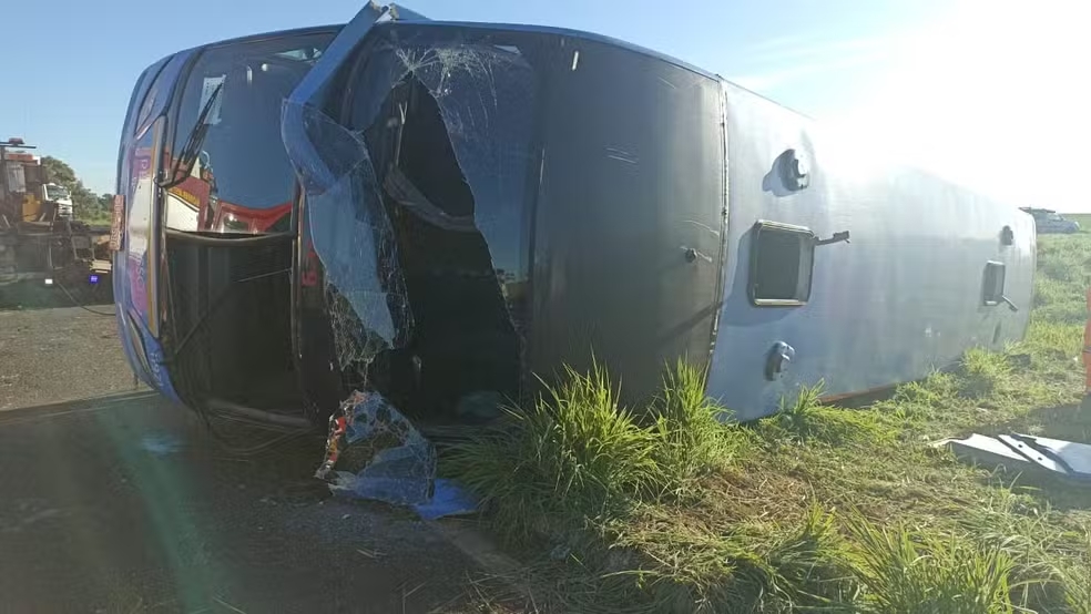 Ônibus tomba e deixa 11 mortos e dezenas de feridos