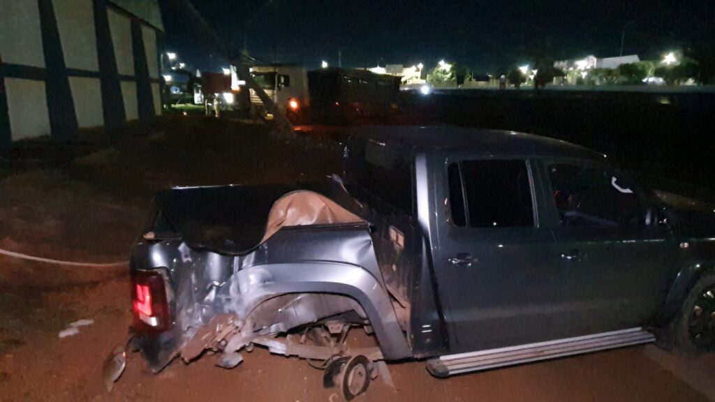 Colisão entre caminhonete e carreta derruba poste em Sorriso