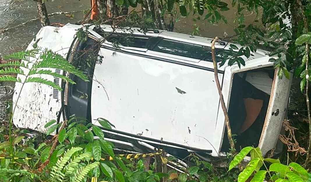 Carro sai de rodovia no Nortão, mulher morre e filhos são socorridos