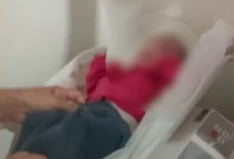 Bebê recém-nascida é abandonada dentro de sacola em lixo de Cuiabá