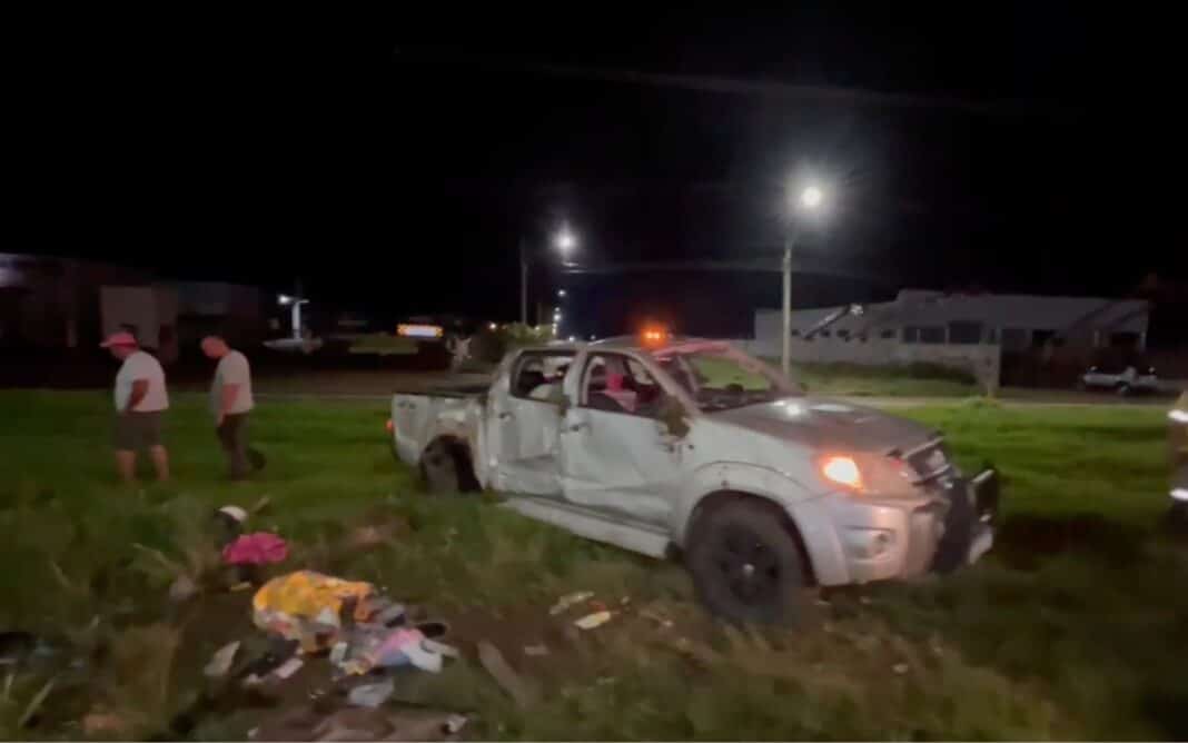 Caminhonete tomba na BR-163 e deixa dois hospitalizados