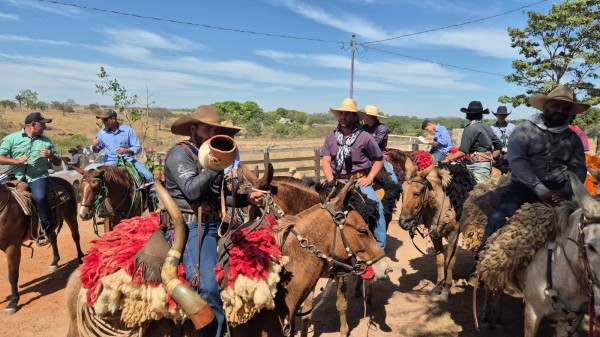 Cavaleiros invadem a cidade no encerramento da maior cavalgada de Mato Grosso