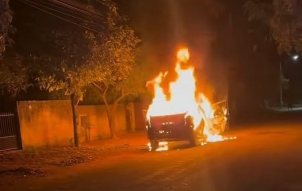 Carro é consumido por chamas durante a madrugada em Alta Floresta