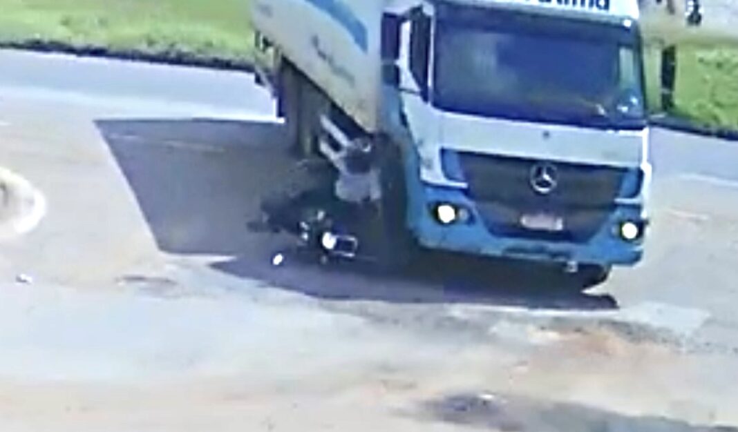 Motociclista quase é esmagado por caminhão na BR-163 em Sinop