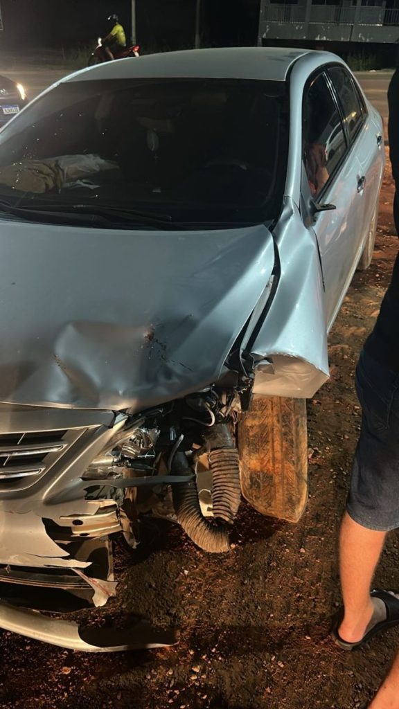 Jovens ficam feridos em acidente na MT-320 após carro atravessar rodovia