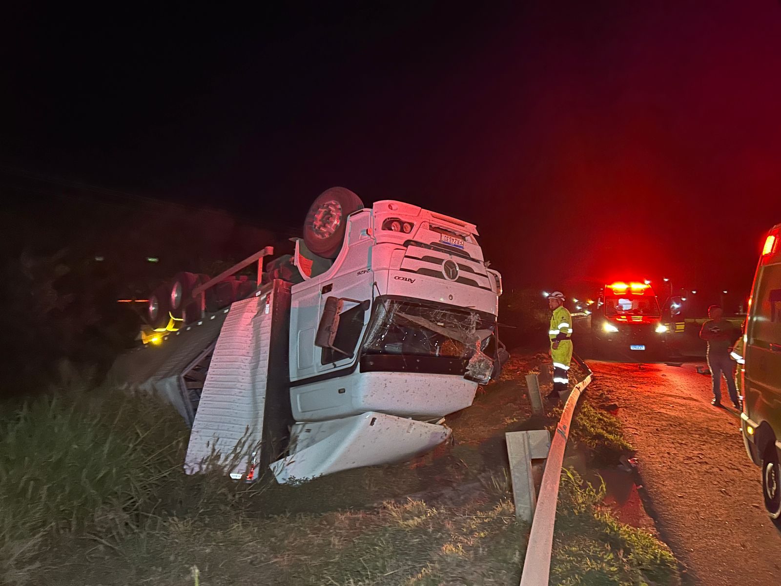 Caminhão tomba em Sorriso e motorista escapa sem ferimentos