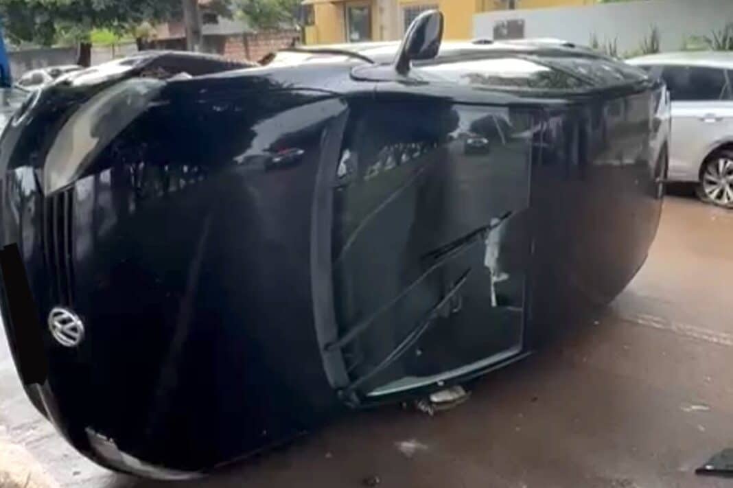 Condutor embriagado dorme ao volante de carro, bate em outro, tomba e é preso em Sinop