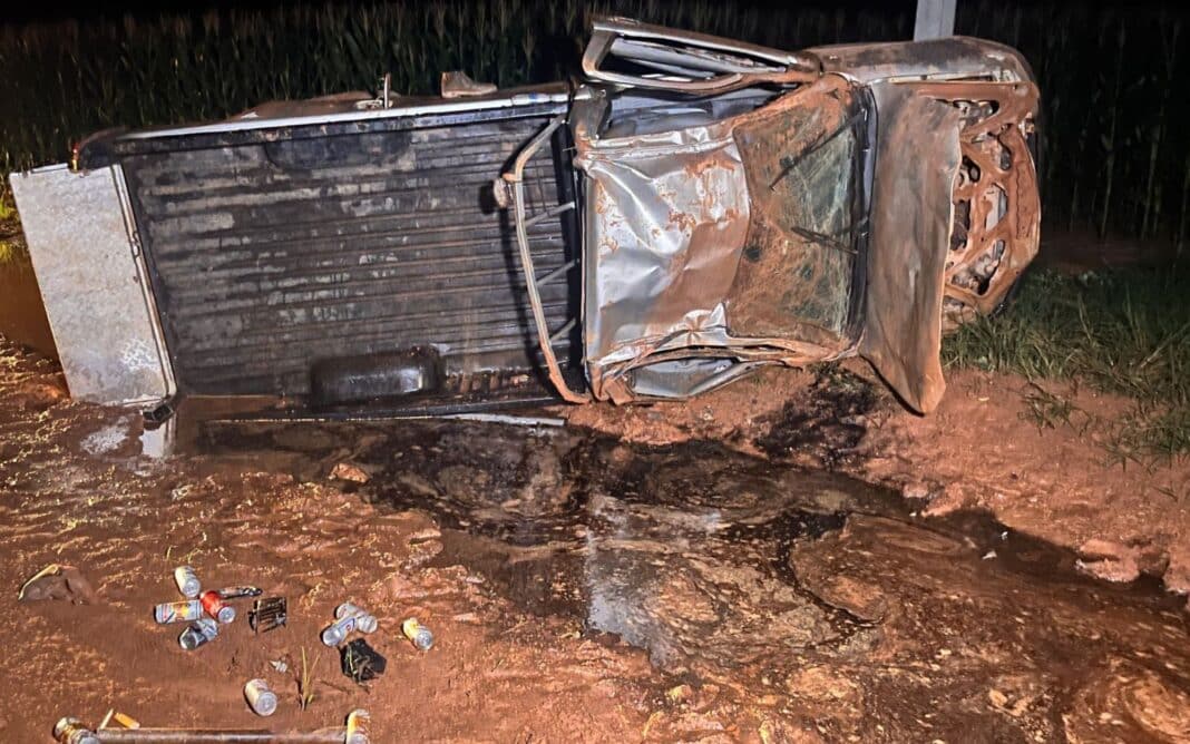 Sorriso: motorista embriagado capota caminhonete