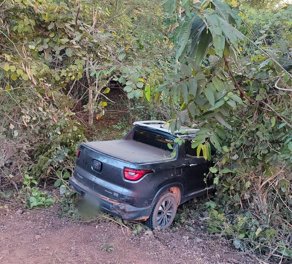 Acidente com picape termina em valeta após tentativa de ultrapassagem na MT-320
