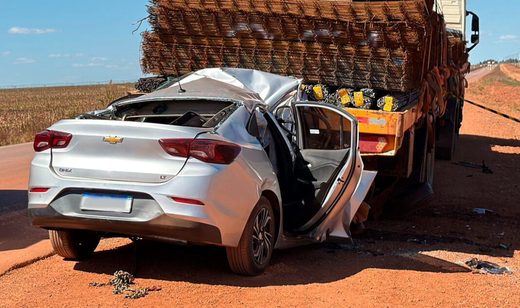 Carro bate na traseira de carreta e condutor morre em rodovia no Nortão