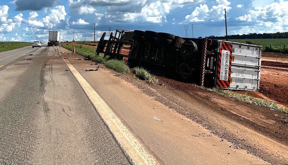 Vagão de carreta carregada com carne tomba na BR-163 em Sorriso e carro capota em seguida