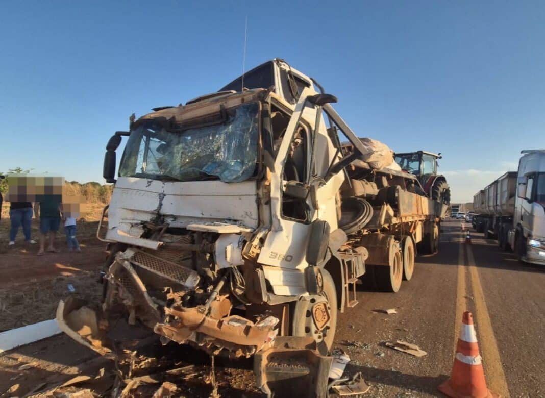 Caminhão bate na traseira de carreta e fica destruído em Sinop