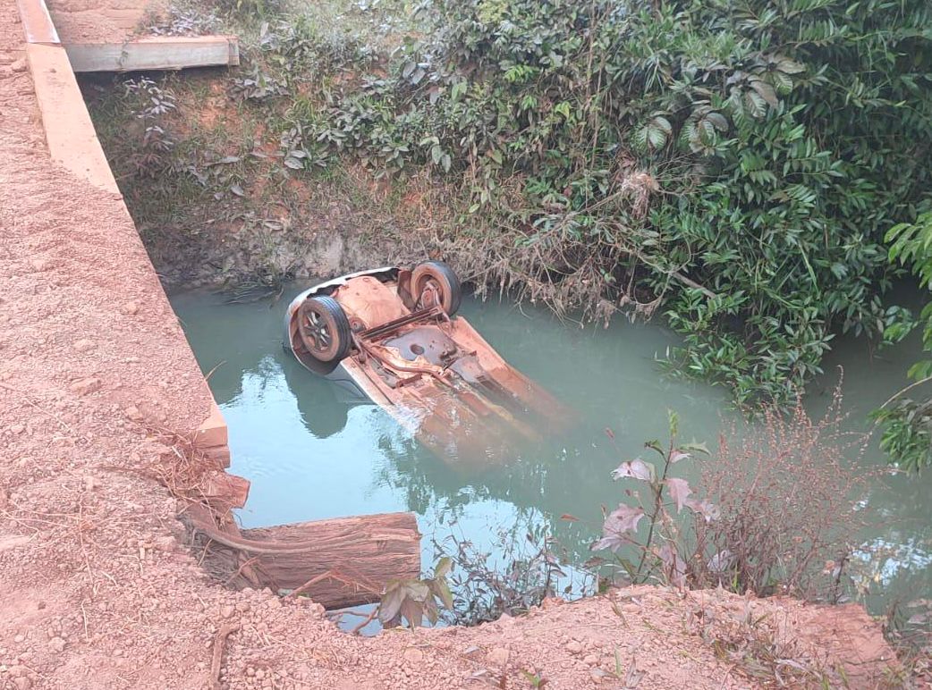 Mãe, dois filhos e homem morrem após carro cair em córrego no Nortão