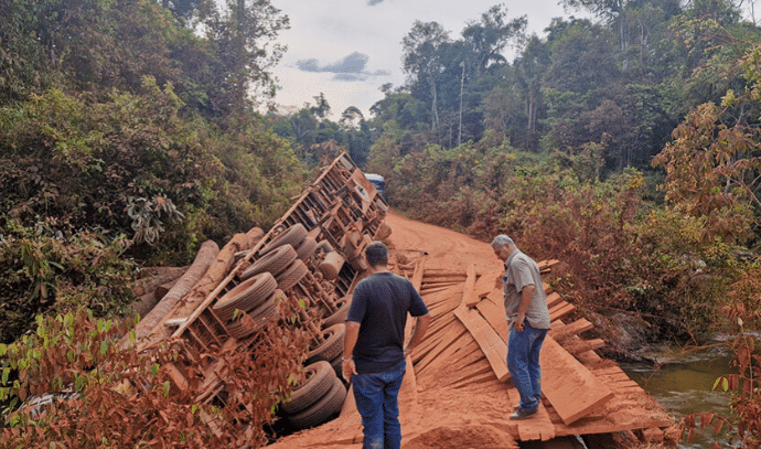 Ponte de madeira quebra e carreta carregada de toras tomba em estrada no Nortão