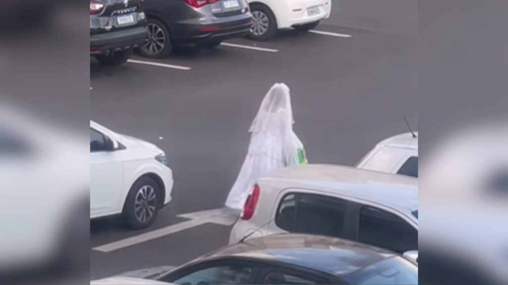 Mulher de 70 anos viraliza ao usar vestido de noiva para fazer compras