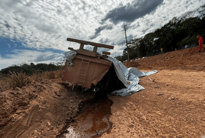 Identificado motorista que morreu após tombamento de caminhão-tanque na MT-419