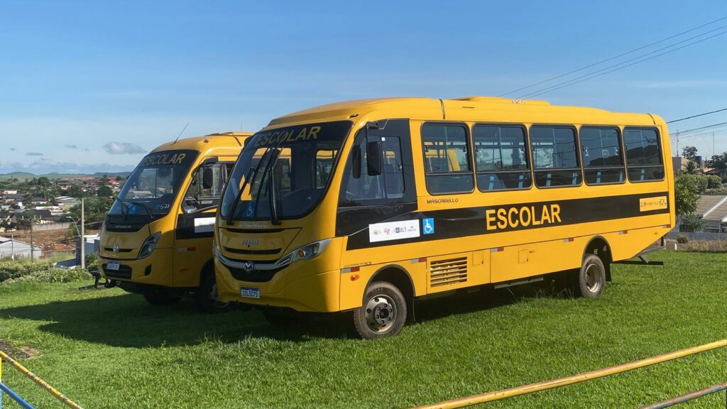 Nova Santa Helena amplia transporte escolar com chegada de dois novos ônibus