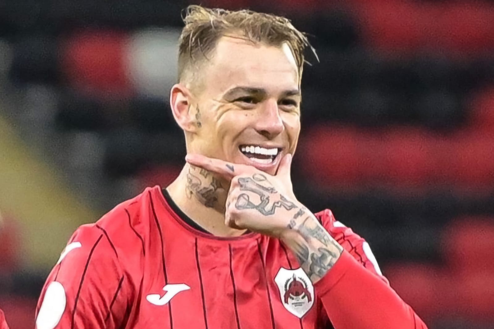 Róger Guedes sela acordo bilionário para defender o Catar na Copa de 2030