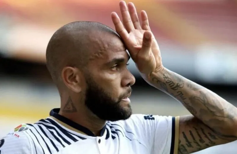 Ex-jogador Daniel Alves é condenado a 4 anos e 6 meses de prisão