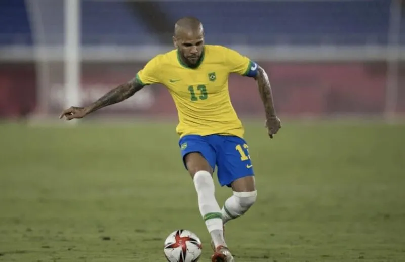 Jogador Daniel Alves paga fiança e vai deixar prisão após 14 meses