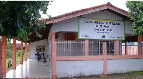 Criança de 3 anos e bebê de 1 ano são encontrados sozinhos em casa