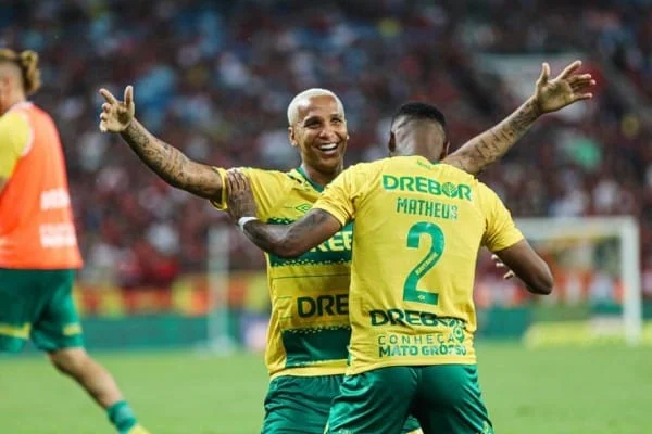 Cuiabá dá show e goleia o Flamengo por 3 a 0 na Arena Pantanal