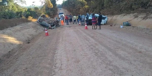 Batida entre carro e caminhonete deixa 1 morto e 4 feridos