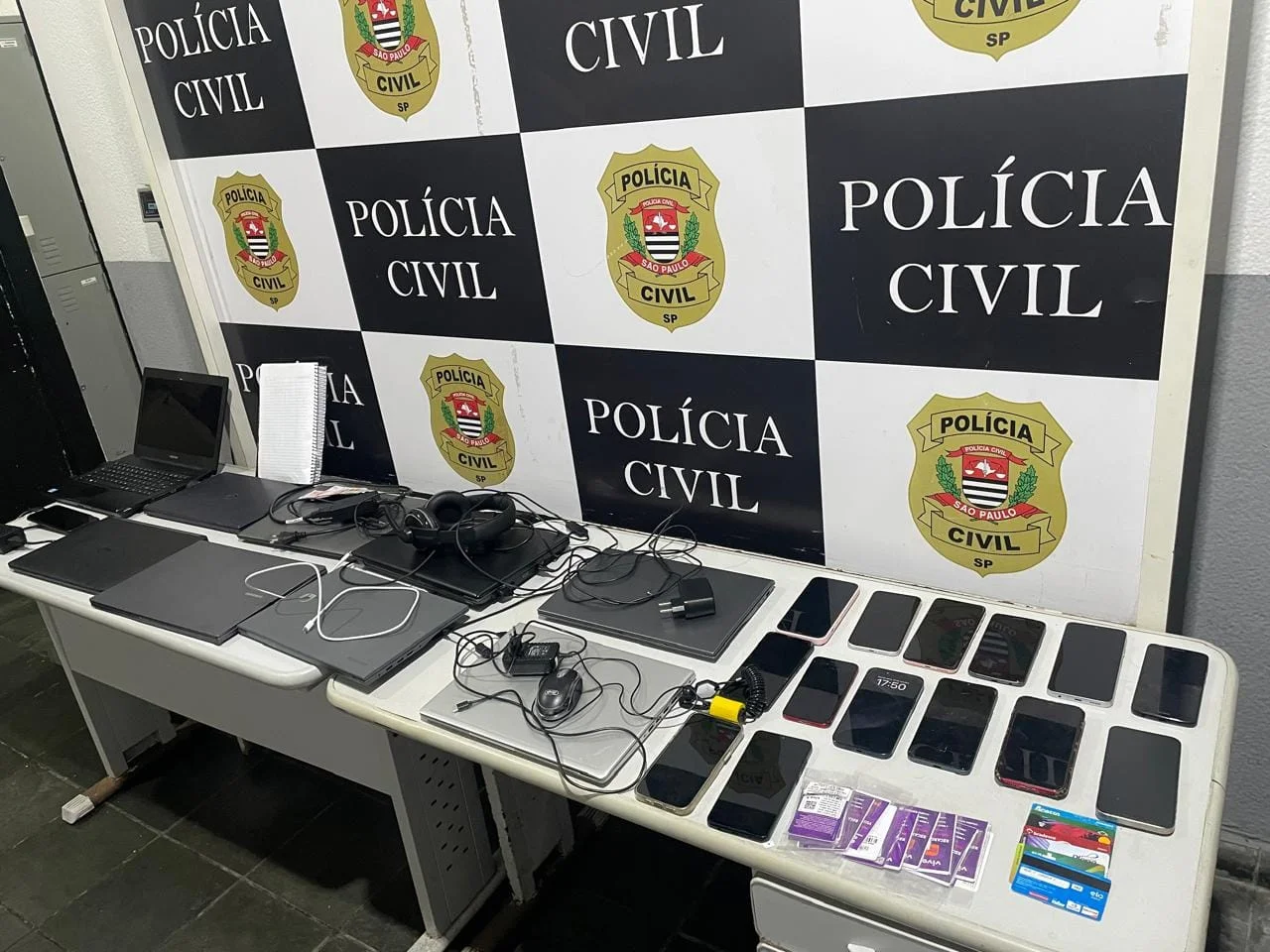 Polícia Civil desarticula central de golpes em Guarujá e prende sete