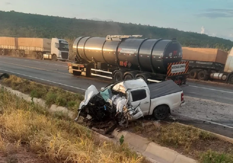 Acidente entre caminhonete e carreta resulta em duas mortes
