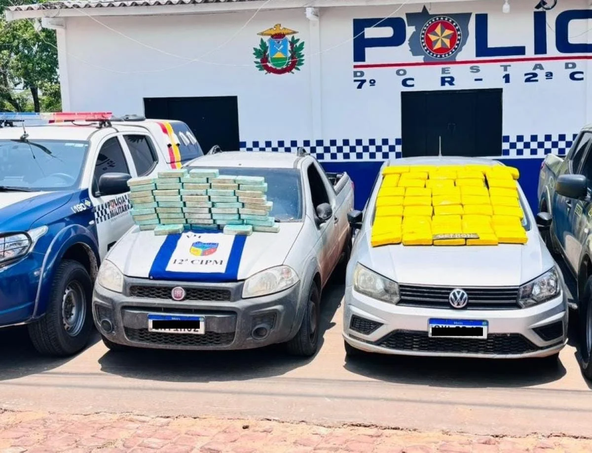 Dupla é presa com quase 100 tabletes de maconha e cocaína em veículos