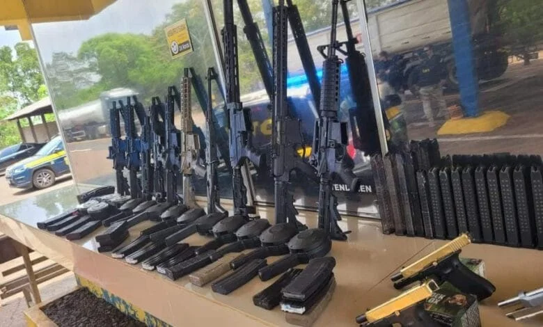 Dupla é presa com arsenal de fuzis e pistolas em rodovia em Mato Grosso
