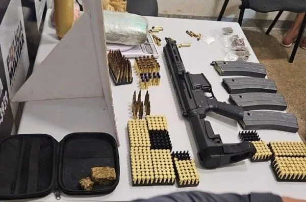 Polícia Militar apreende fuzil, munições e drogas em operação no bairro Santa Clara, em Sorriso