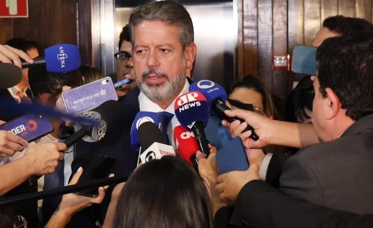 Decisão de Arthur Lira faz projeto de anistia aos condenados pelo 8 de Janeiro voltar à estaca zero