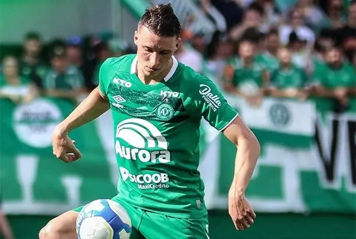 Chapecoense vira sobre o Coritiba e garante permanência na Série B