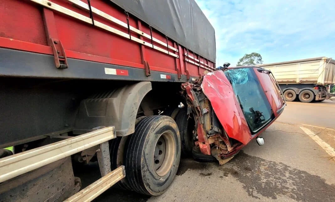 Carro é ‘prensado’ entre duas carretas na BR-163 em Sinop
