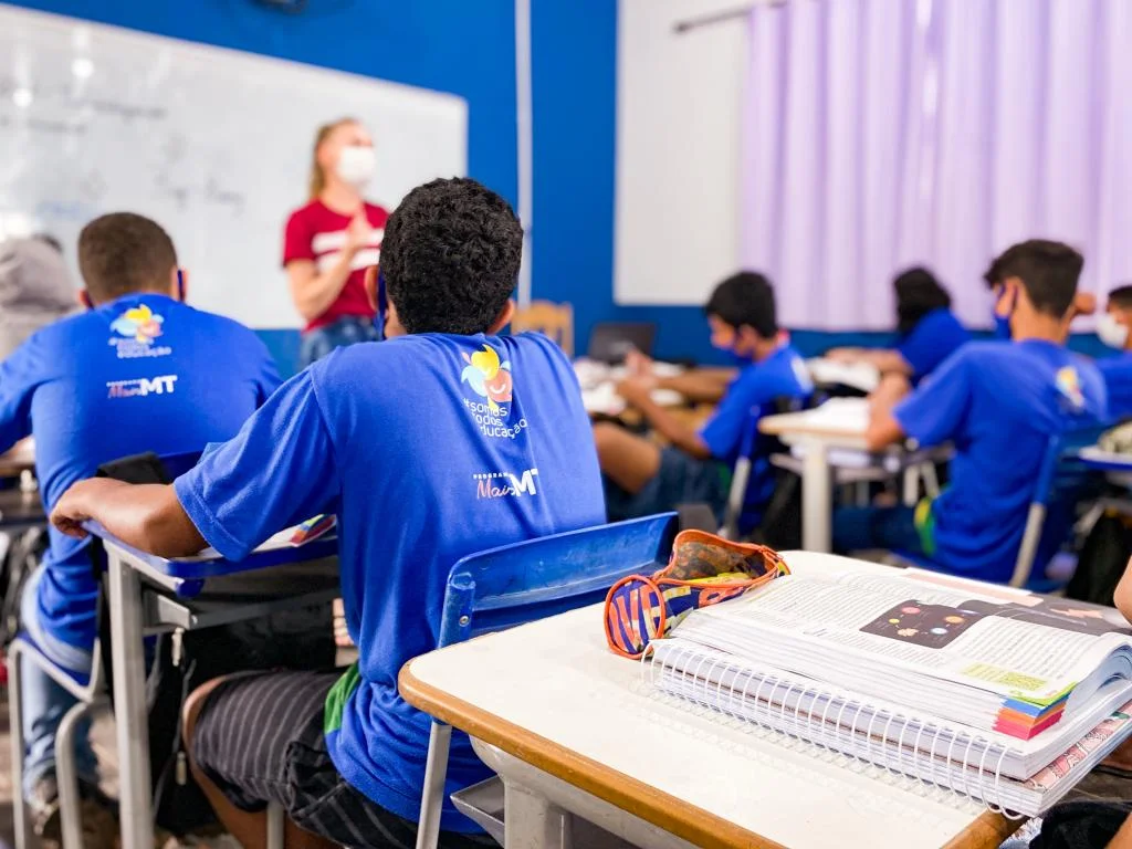Comissão aprova redação final de projeto que proíbe celulares em salas de aulas de MT