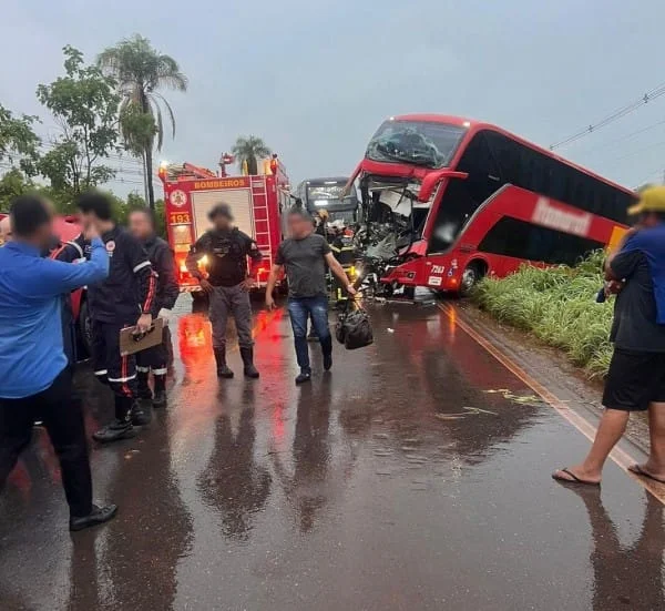 Colisão Fatal na MT-010 Envolve Ônibus da Itamarati e Caminhão Parado