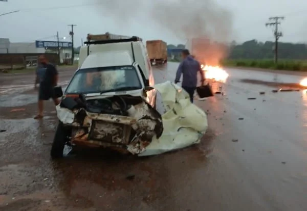 Fiat Fiorino colide com caminhão baú na rodovia MT-320 em Colíder