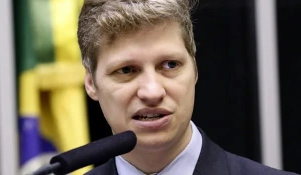 Van Hattem critica diretor da PF e o desafia: “Me prenda”