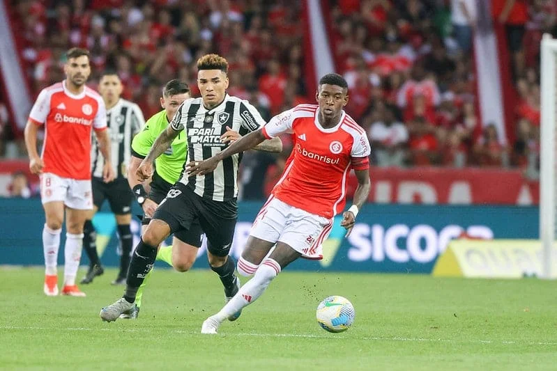 Botafogo vence o Inter e fica a um empate de ganhar o título do Brasileirão