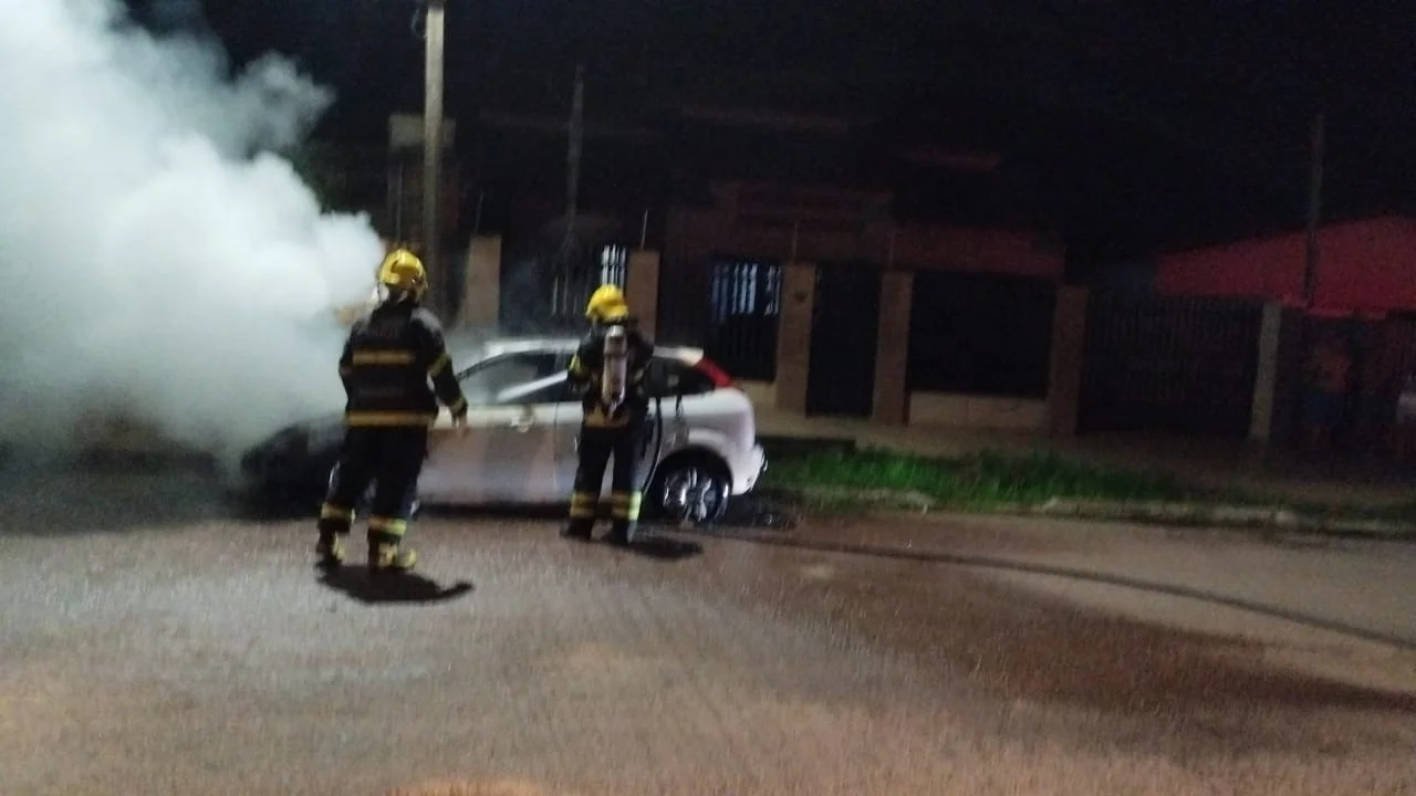 Colíder: Incêndio Destrói Ford Focus Durante a Madrugada