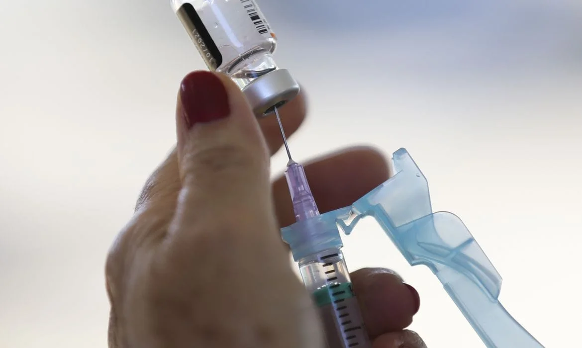 Vacinação Contra a Covid-19: Novas Doses Chegam a Todo o País até terça