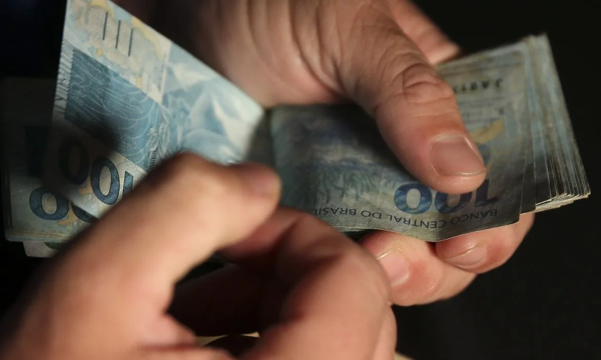 Salário mínimo pode ter aumento de R$ 103 e atingir R$ 1.515 em 2025