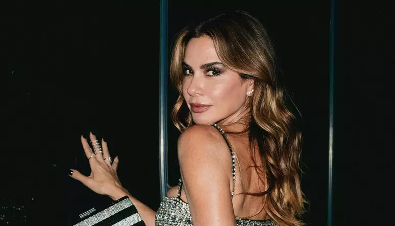 Luciana Gimenez diz que costuma pagar R$ 10 mil na fatura do cartão: 'Não sou gastona'
