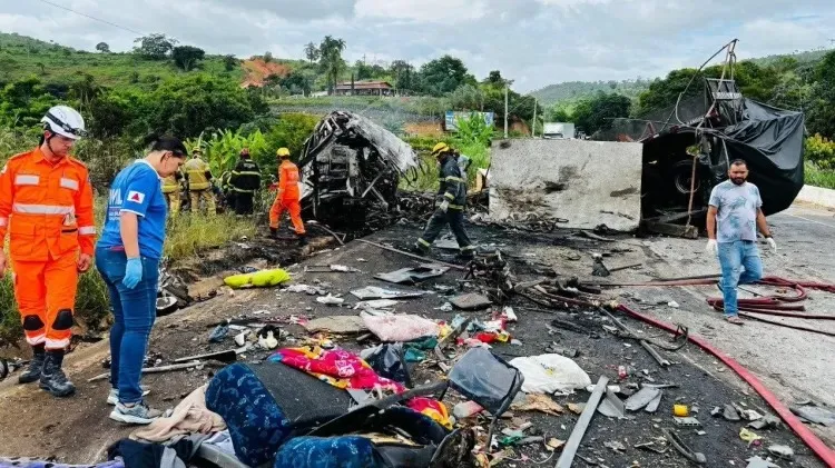 Tragédia na BR-116: entenda o acidente envolvendo ônibus e carreta em MG